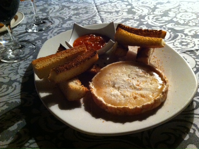 Restaurante El Almacén Tarta de queso de cabra de Cantavieja con confitura de tomate